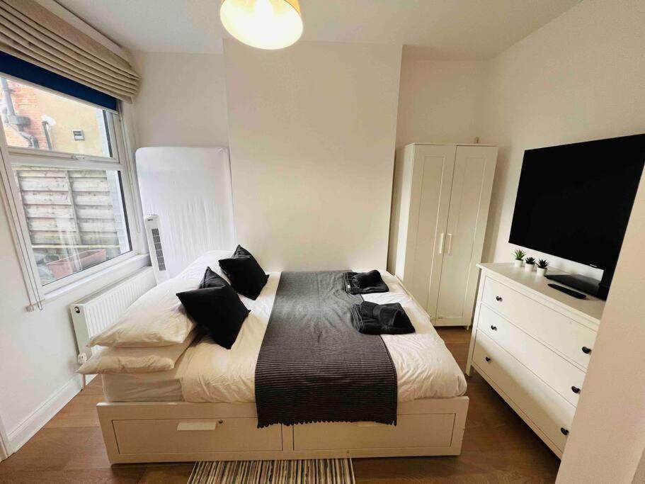 לונדון Lovely 2 Bedroom Ground Floor Flat With Garden. מראה חיצוני תמונה