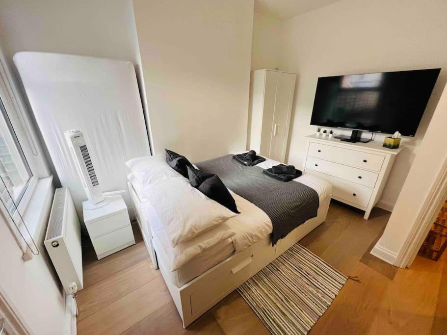 לונדון Lovely 2 Bedroom Ground Floor Flat With Garden. מראה חיצוני תמונה