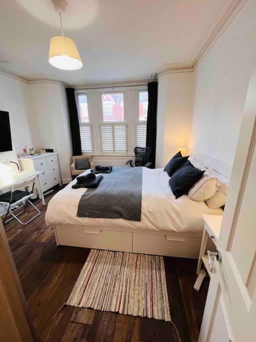 לונדון Lovely 2 Bedroom Ground Floor Flat With Garden. מראה חיצוני תמונה