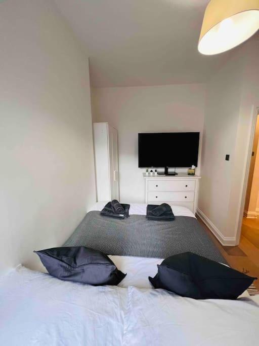 לונדון Lovely 2 Bedroom Ground Floor Flat With Garden. מראה חיצוני תמונה