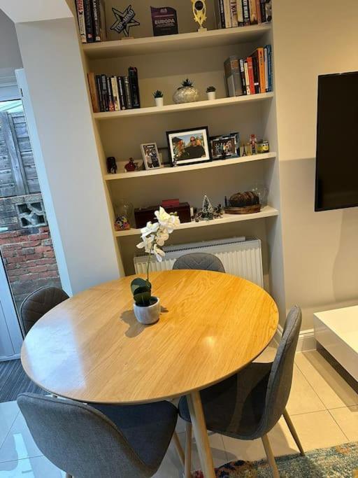 לונדון Lovely 2 Bedroom Ground Floor Flat With Garden. מראה חיצוני תמונה