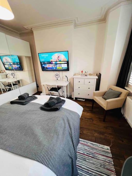 לונדון Lovely 2 Bedroom Ground Floor Flat With Garden. מראה חיצוני תמונה